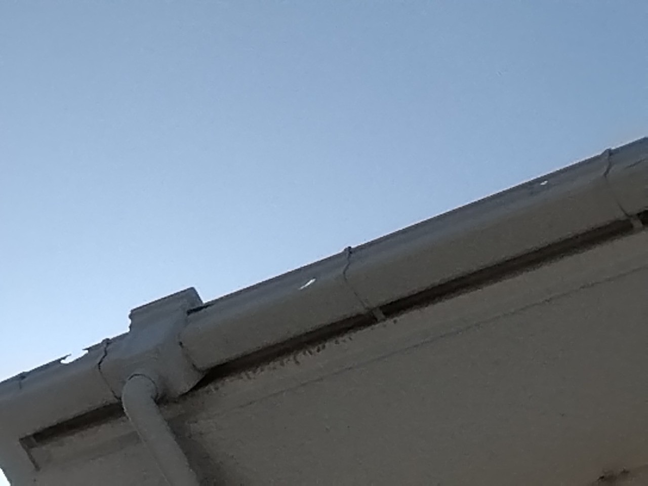 明石市　雹で軒樋に穴開き